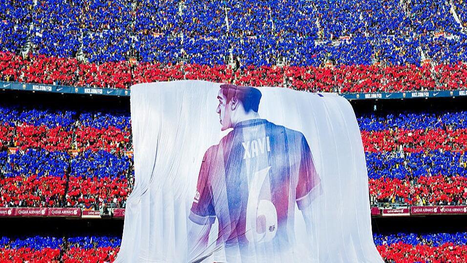 Barcelona fans hail Xavi